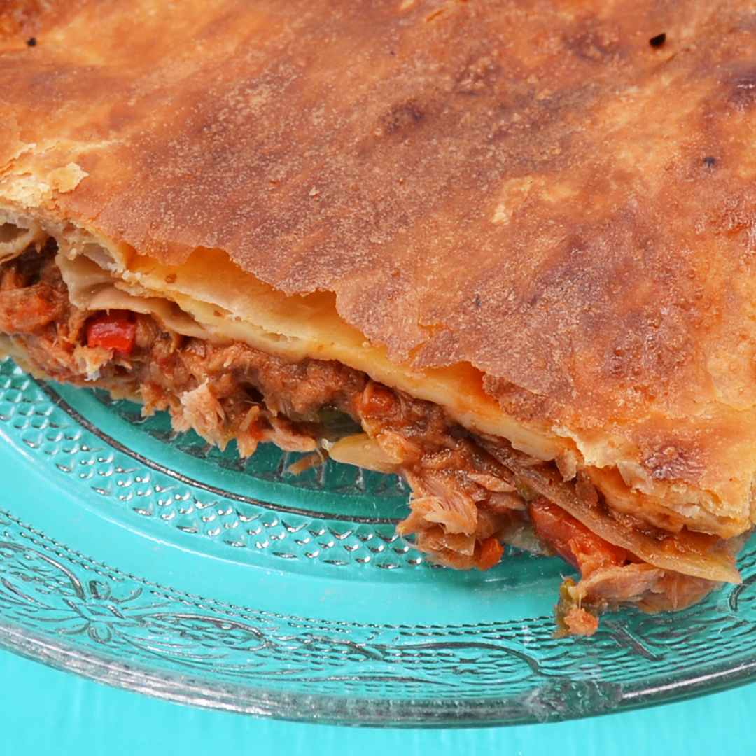 La petite Sara Cafetería Pastelería en Madrid Tartas artesanales Empanada salada de hojaldre con relleno jugoso