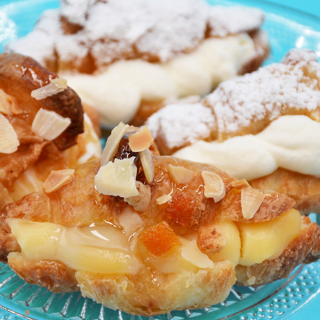 La petite Sara Cafetería Pastelería en Madrid tartas artesanales mini Croissant rellenos nata y crema pastelera